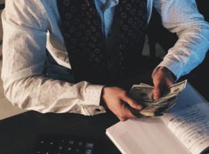 2017-05-13 20_48_18-Person Counting Money With Smartphones in Front on Desk · Free Stock Photo