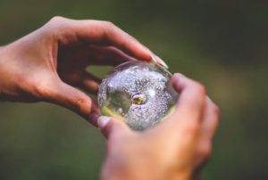 2017-05-28 13_56_33-Crystal ball in hands · Free Stock Photo